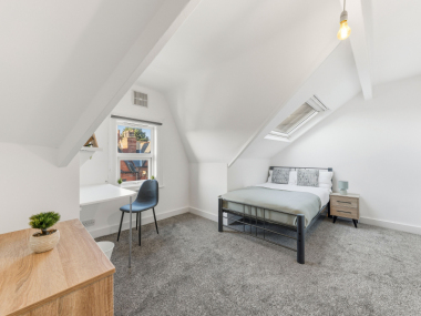 6 Winston Gardens, Headingley, Leeds LS6 3LA, UK