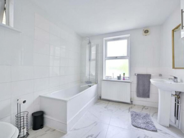 Kew Bridge Rd, Brentford TW8 0EW, UK