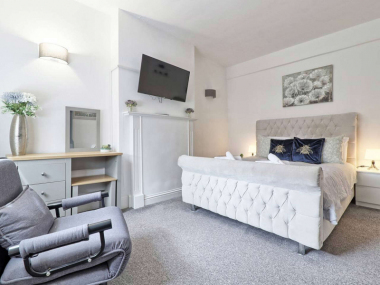 Havering, RM12 4UH, UK