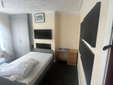 48 Burley Lodge Road, Leeds, LS6 1QF, UK