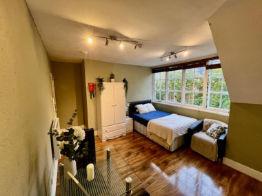 Hounslow, W4 1LL, UK