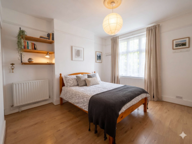 Oakwood Ave, Mitcham CR4 3DQ, UK