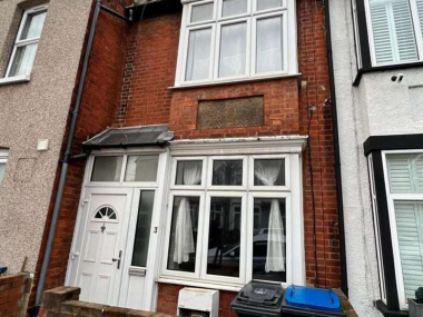 Oakwood Ave, Mitcham CR4 3DQ, UK