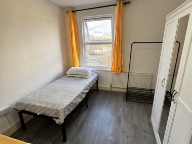 Upperton Rd W, London E13 9LT, UK