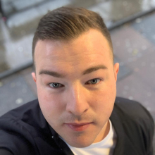 Female Professional, Christopher, seeking flatmate in London 