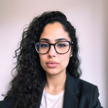  Professional, Larissa, seeking flatmate 