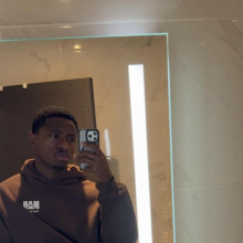 Male Professional, Wisdom, seeking flatmate in Leeds 