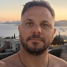  Professional, Aaron, seeking flatmate 