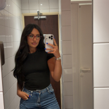 Female Professional, Adeela, seeking flatmate in Sheffield 