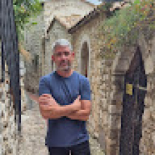  Professional, Simon, seeking flatmate in East London 