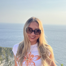 Female Professional, Bridget, seeking flatmate in East London 