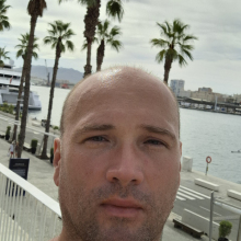 Male Professional, Ferenc, seeking flatmate in Ealing 